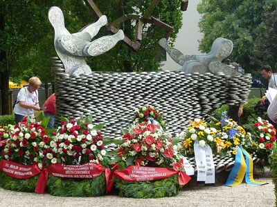 Mit Blumen geschmücktes Mahnmal zum Brand von 1993