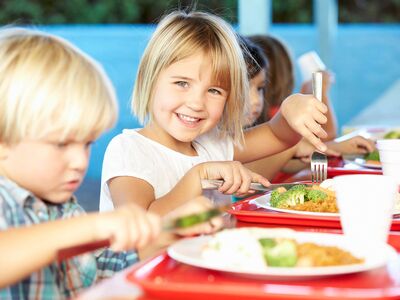 Gemeinsames Mittagessen für Schulkinder